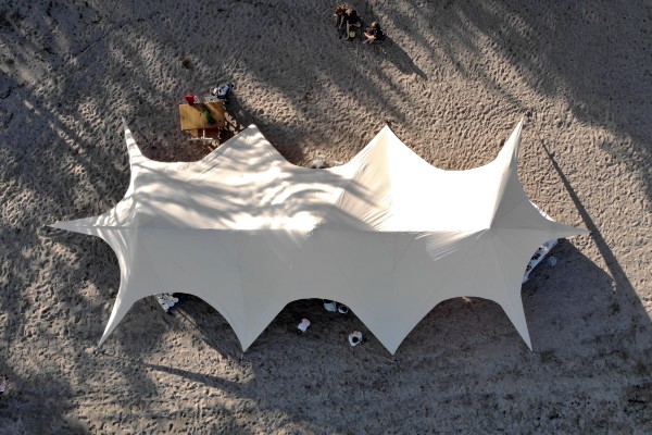 Tent transportation vehicle